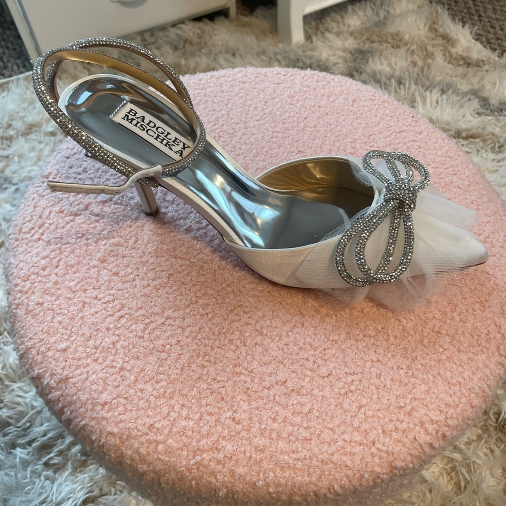 Badgley Mischka white tulle bow heels size 7.5